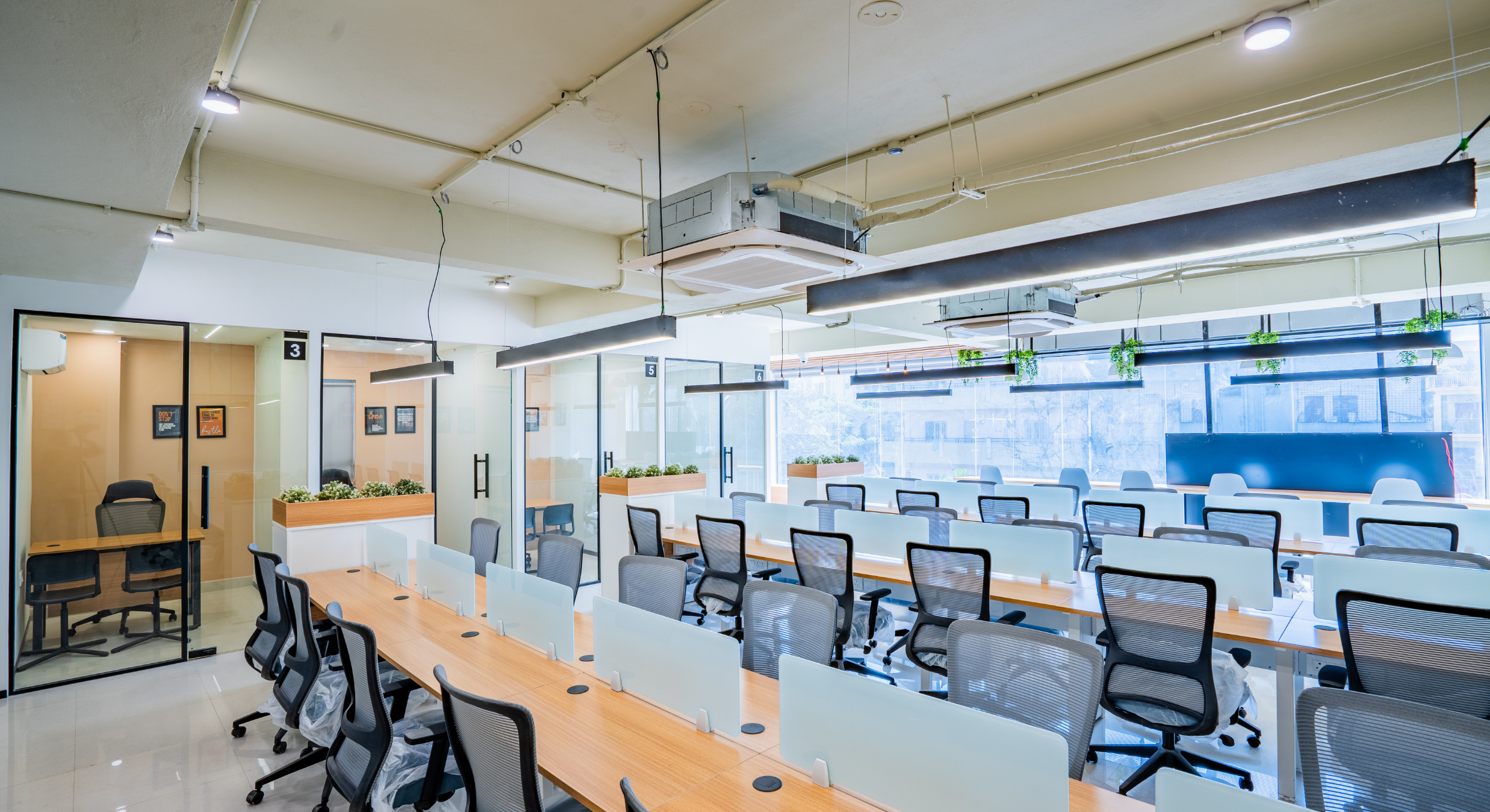 Co-Working Desks – Shared Workspaces for Freelancers & Teams